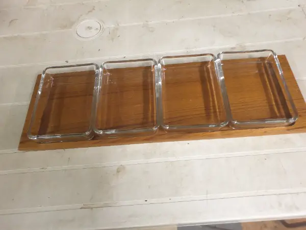Eine ältere Holz Servierplatte mit 4 Glasschalen