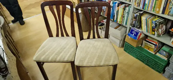 Tisch mit 4 Stühle
