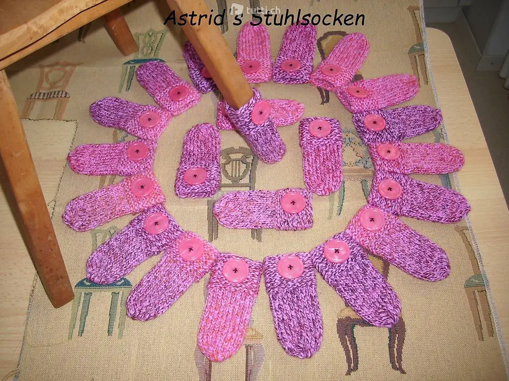 Stuhlsocken für 6 Stühle rosa-violett mit grossen Knöpfen
